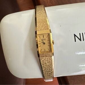 Seiko Gold Vintage 80’s Watch 
Needs battery. Not sure if it works.